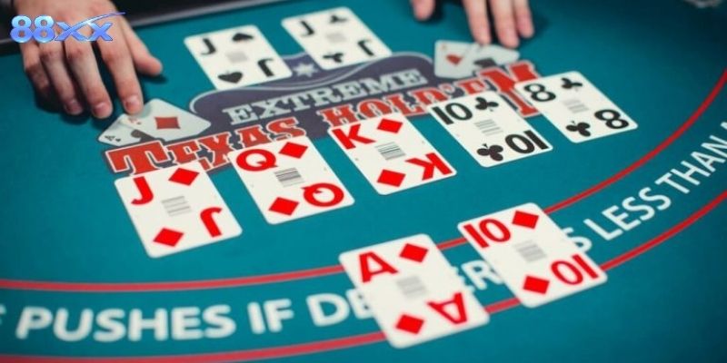 Hình thức poker loại trực tiếp, cạnh tranh từng bàn rất kịch tính